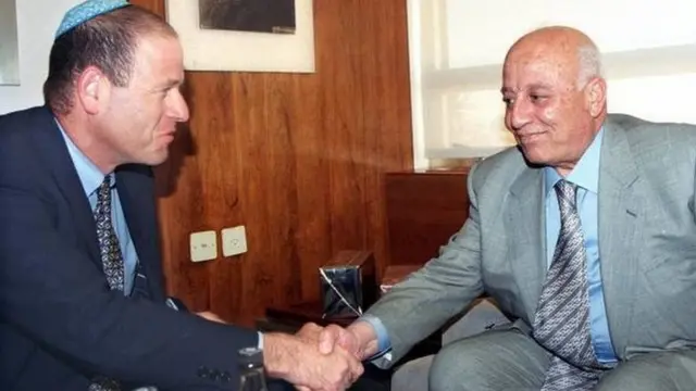 قريع خلال زيارته غير المسبوقة للكنيست عام 1999