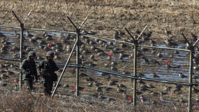 Soldados de Corea del Sur patrullan cerca de la Zona Desmilitarizada que divide a las dos Coreas.