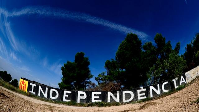 Cartel que dice “Independencia” en catalán.