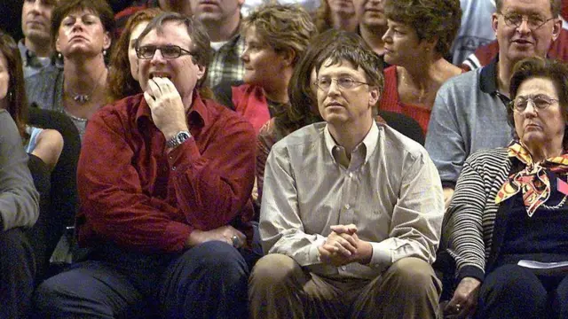 Paul Allen y Bill Gates en un partido de baloncesto