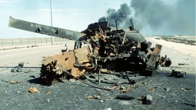 İraq tankının qalıqları 27 fevral 1991-ci il - Arxiv)