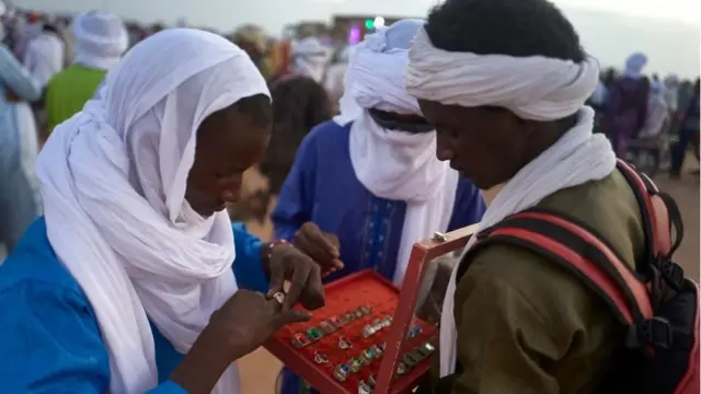 الرجال يقيسون الخواتم خلال المهرجان السنوي
