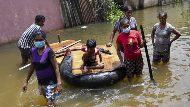 දිවයිනට බලපෑ තද වැසි සහිත කාලගුණය