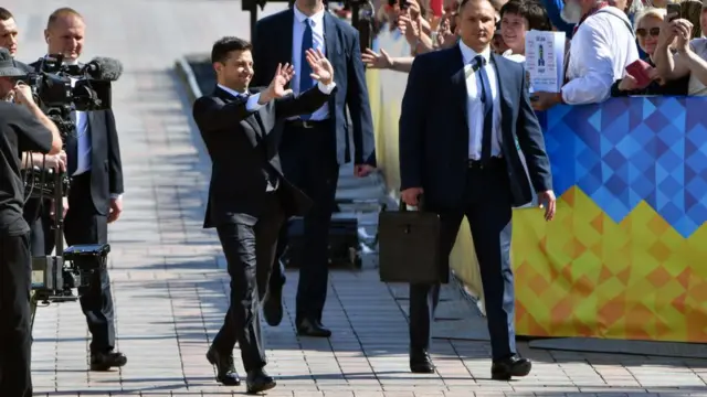 На інавгурацію у парламент Зеленський прийшов пішки, по дорозі вітався з прихильниками.