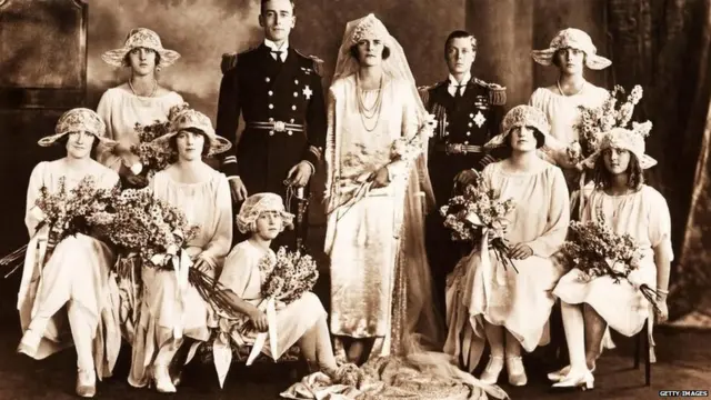 લગ્ન બાદ લેવાયેલો જૂના જમાનાનો ફોટોગ્રાફ