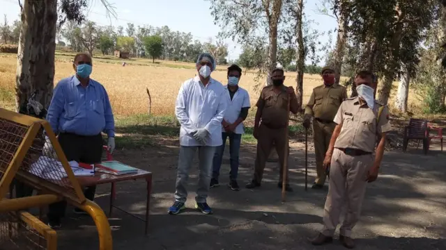 अपनी छोटी सी टीम के साथ डॉक्टर राजवीर सिंह