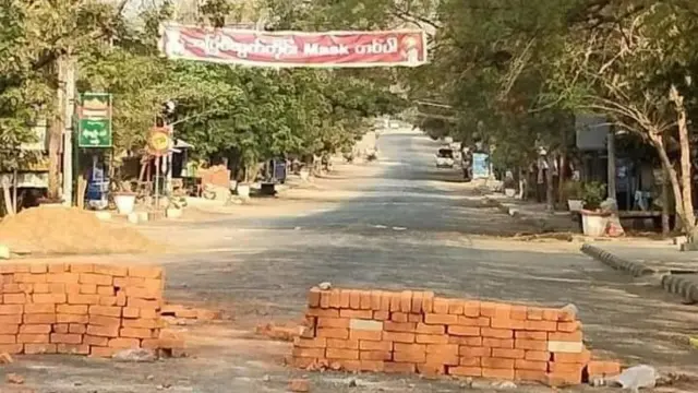 အပြင်ထွက်ရင် Mask တပ်ပါလို့ဆိုင်းဘုတ်ချိတ်ဆွဲထားပေမဲ့ ကိုရိုနာဗိုင်းရပ်စ်ကို သတိရကြပုံမပေါ်ပါ
