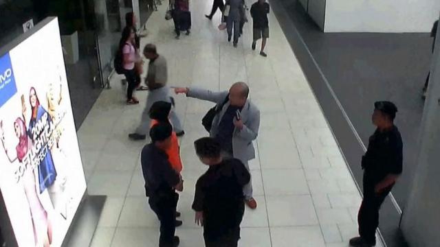 金正男（中央身穿灰色西裝者）倒斃前與吉隆坡第二國際機場職員交談（13/2/2017）