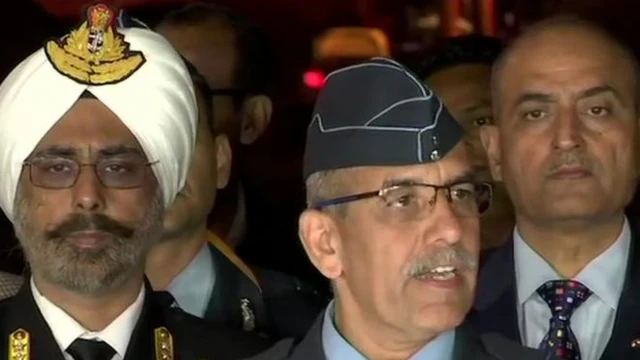 રિયર ઍડમિરલ દલબીર સિંઘ ગુજરાતલ IAFના ઍર માર્શલ આર. જી. વી. કપૂરની તસવીર