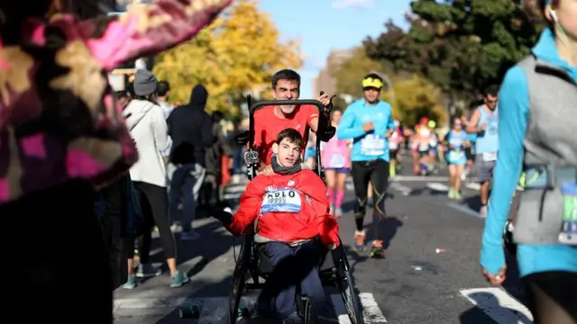 José Manuel Roás con su hijo Pablo corriendo una maratón