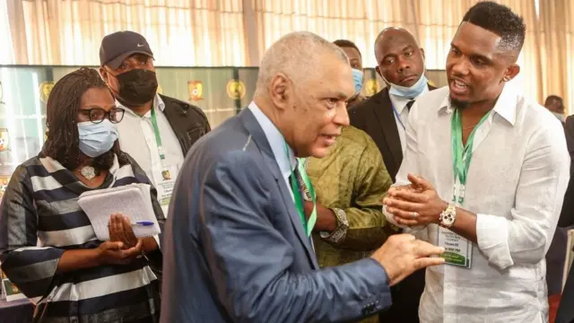 Gilbert Schlick (L), di president of di electoral commission, and Samuel Eto'o Fils (R), dey tok during di election of new president of di Cameroon Football Federation (Fécafoot) for di Mont Fébé Hotel for Yaoundé on December 11, 2021.