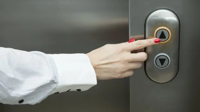 Botones de un ascensor