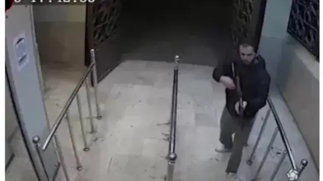 رسانه های حکومتی ایران پیشتر به نقل از معاون سیاسی، امنیتی و اجتماعی استانداری فارس اعلام کرده بودند که عامل اصلی که از سوی نیروهای امنیتی پس از حمله دستگیر شده بود، بر اثر شدت جراحات وارده، در بیمارستان جان خود را از دست داده است