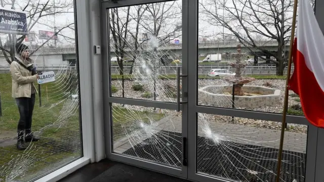 Побитые окна Центра исламской культуры в Варшаве