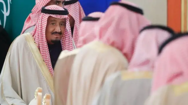 Сауд Арабиясынын падышасы чоң делегация менен келди.