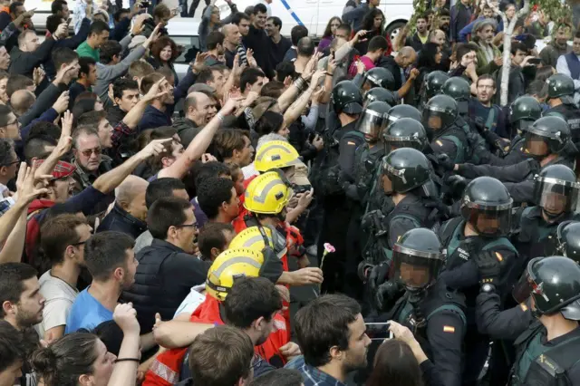 ప్రజల్ని అడ్డుకుంటున్న పోలీసులు