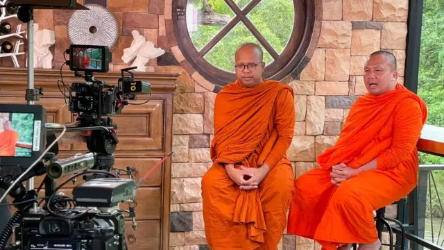 พระมหาสมปอง ตาลปุตฺโต และพระมหาไพรวัลย์ วรวณฺโณ