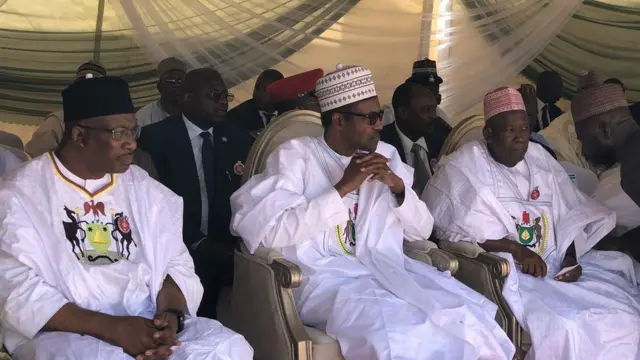 Ministan cikin gida (na farko daga hagu) na cikin manyan jami'an gwamnatin tarayyar da suka yi wa Shugaba Buhari rakiya