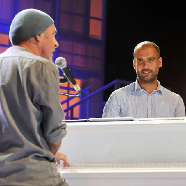 Guardiola junto a Lluis Llach durante un concierto en 2012.