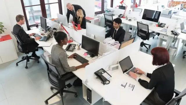 Trabajadores en una oficina