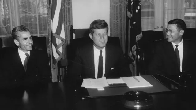 شاه در پی تسلیحات و بودجه نظامی بیشتر بود. کندی بر اصلاحات داخلی در ایران تاکید داشت