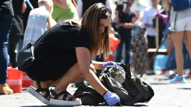 Дівчина прибирає сміття