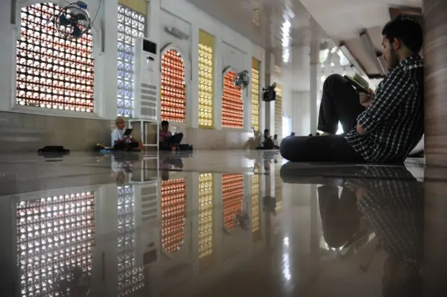 orang mengaji di masjid di banda aceh