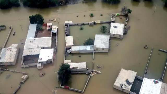 خانه‌های آب‌گرفته در حاشیه رود دز