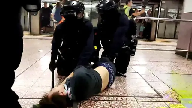 एक प्रदर्शनकारी प्रहरी नियन्त्रणमा