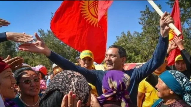 Өмүрбек Бабановдун шайлоо өнөктүгү мааалындагы сүрөтү