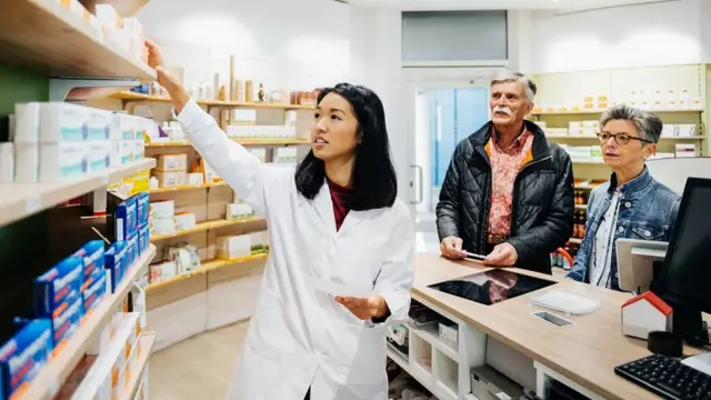 Un homme et une femme dans une pharmacie