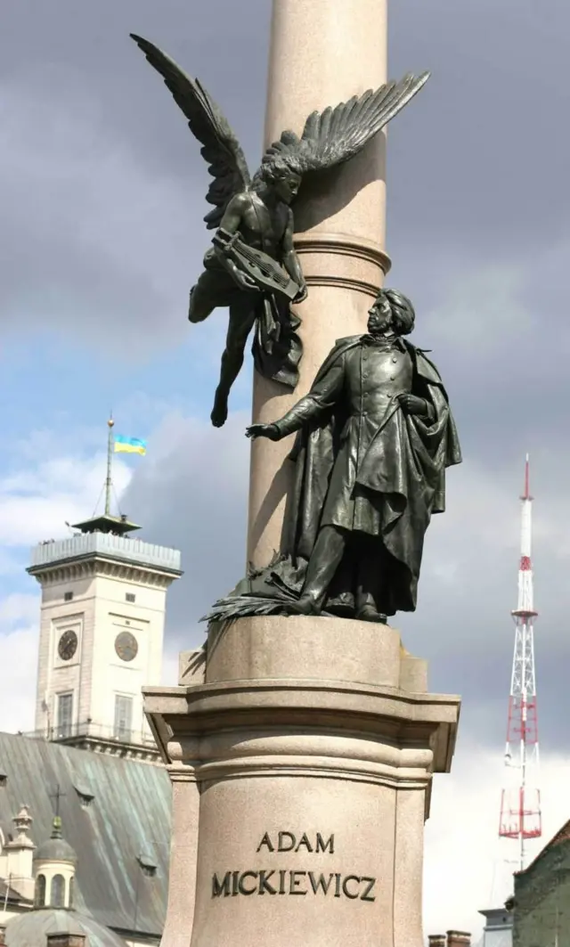 Памятник Адаму Мицкевичу во Львове