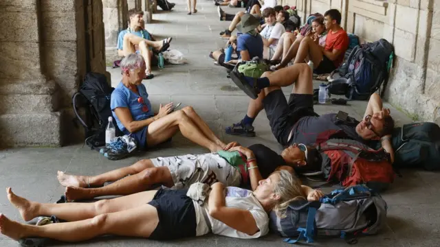 مسافرون منهكون في سانتياغو دي كومبوستيلا، 14 يوليو/تموز