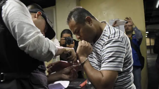 Santos Torres esposado