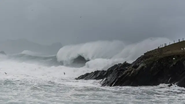 Шторм у берегов Ирландии