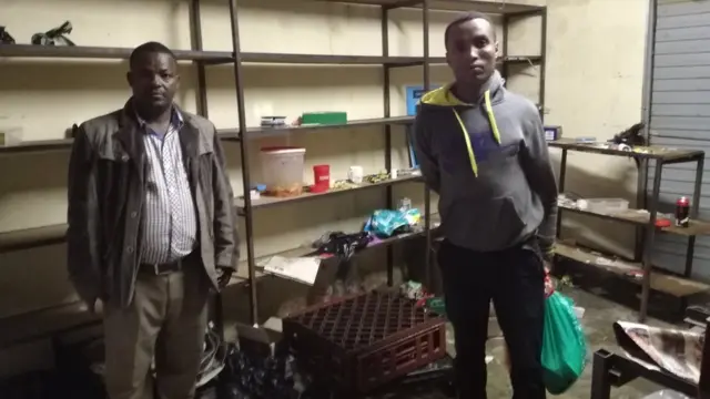 Un Ethiopien dans sa boutique vandalisée