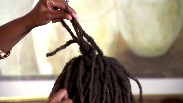 Des élèves blancs coupent les cheveux de leur collègue noire