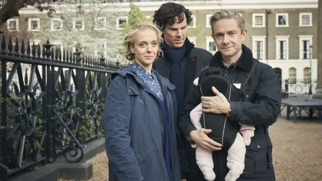 Аманда Аббингтон, Бенедикт Камбербэтч и Мартин Фриман в новом "Шерлоке"