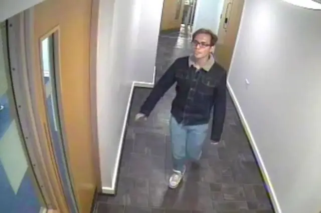 Ingreso al apartamento de Sinaga