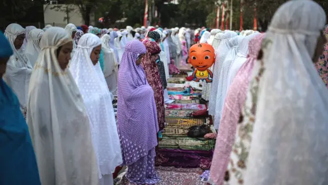 ஜகார்த்தாவிலுள்ள பல நூற்றாண்டு பழம்பெருமை வாய்ந்த சுன்தா கெலாபா துறைமுகத்தில் தொழுகையில் ஈடுபட்ட இஸ்லாமிய பெண்கள்.