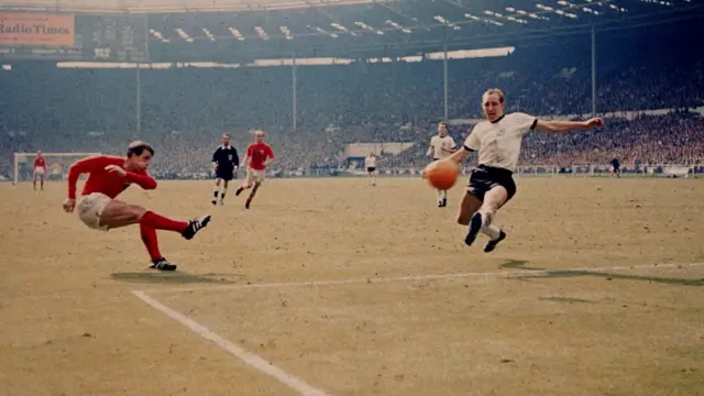 Geoff Hurst ghi ba bàn trong chung kết 1966