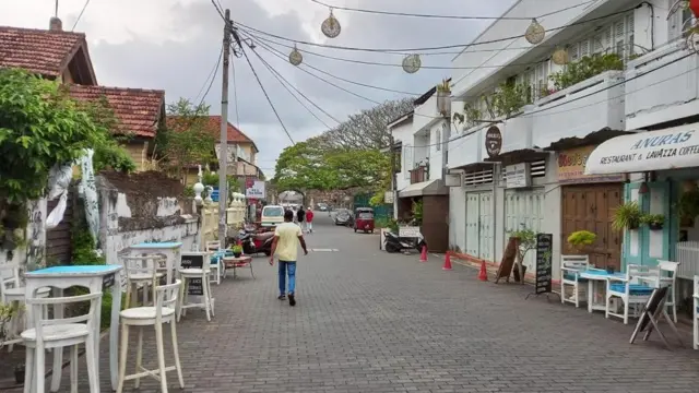 සංචාරකයින්ගෙන් හිස්ව ඇති ගාලු කොටුවේ වීදී