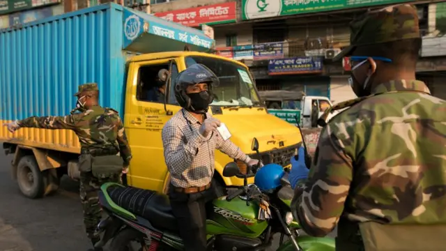 মানুষের ঘরে থাকা এবং সামাজিক দূরত্ব বজায় রাখা নিশ্চিত করতে আইন শৃঙ্খলা রক্ষাকারী বাহিনীর সাথে রাস্তায় রয়েছে সেনাবাহিনীও