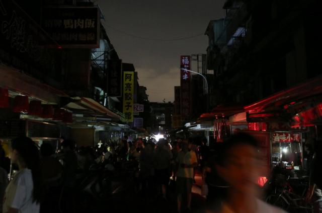 停电后的台北夜市。
