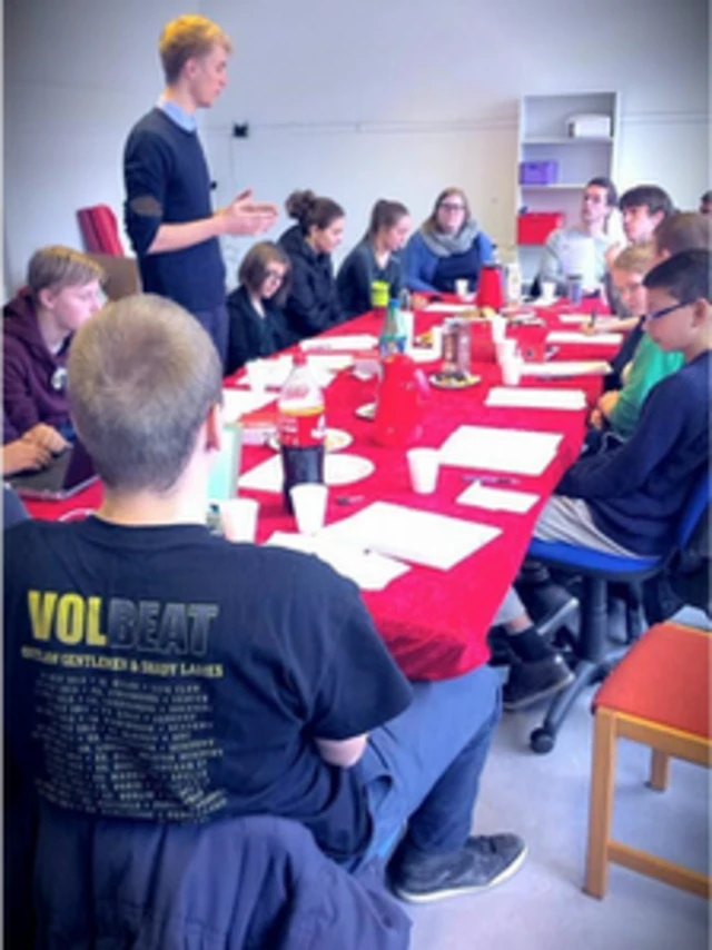 سارا پارسایی در جلسات جوانان حزب سوشیال دموکرات دانمارک