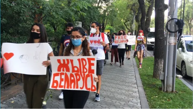 Yerevanda bir qrup fəalların Belarus seçkilərin saxtalaşdırılmasına qarşı etiraz edənlərlə həmrəylik aksiyası