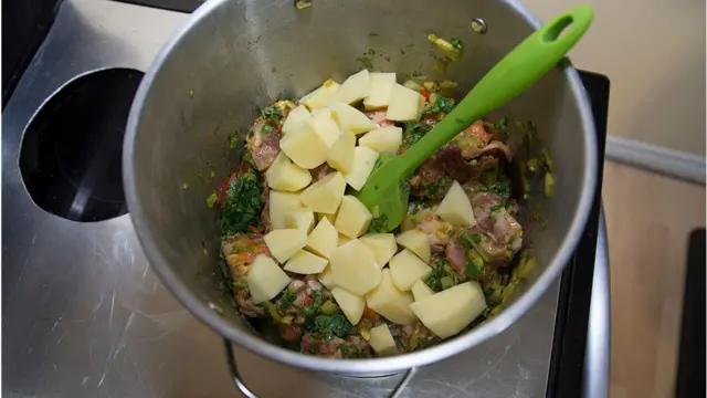 গরুর মাংসে সবজি মিশিয়ে খেলে মাংস কিছুটা কম খাওয়া হয়।