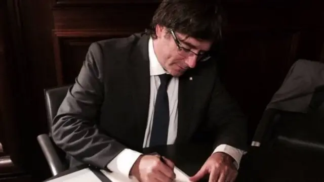 গণভোটের বিলে সই করছেন কাতালান প্রেসিডেন্ট