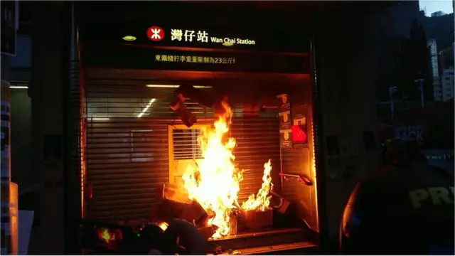 有人在湾仔地铁站外放火。