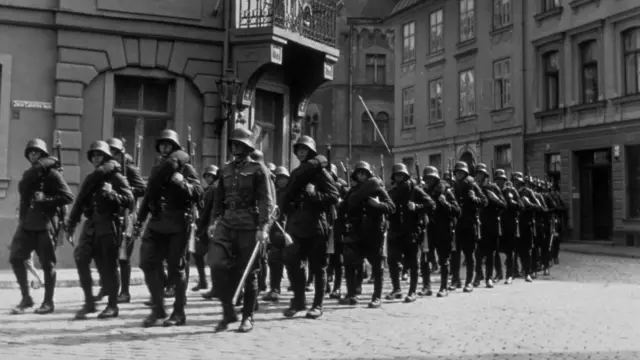 солдаты маршируют